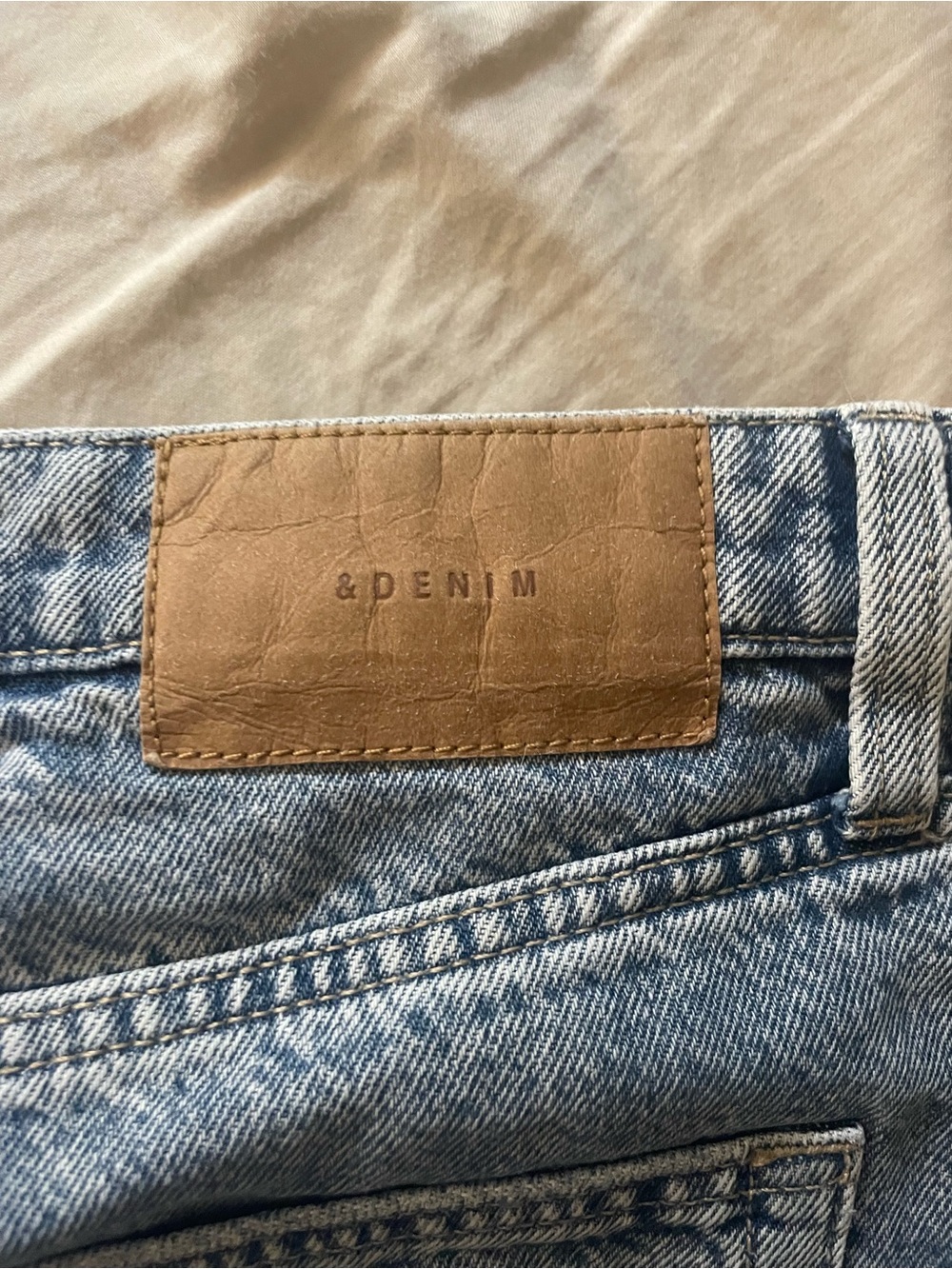 Light Wash Wide Leg High-Rise Denim Jeans - Picture 4 of 4